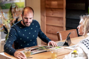 Eigenaar Ferry in gesprek met een klant in de showroom