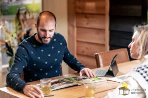 Eigenaar Ferry in gesprek met een klant in de showroom