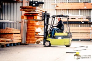 Overkapping in delen op onze vorkheftruck in onze werkplaats