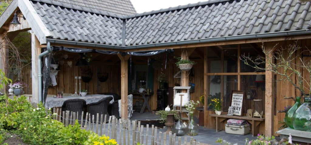 boeren kapschuur in de tuin met veel decoratie