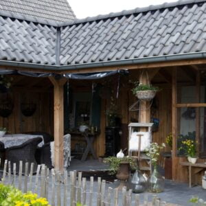 boeren kapschuur in de tuin met veel decoratie