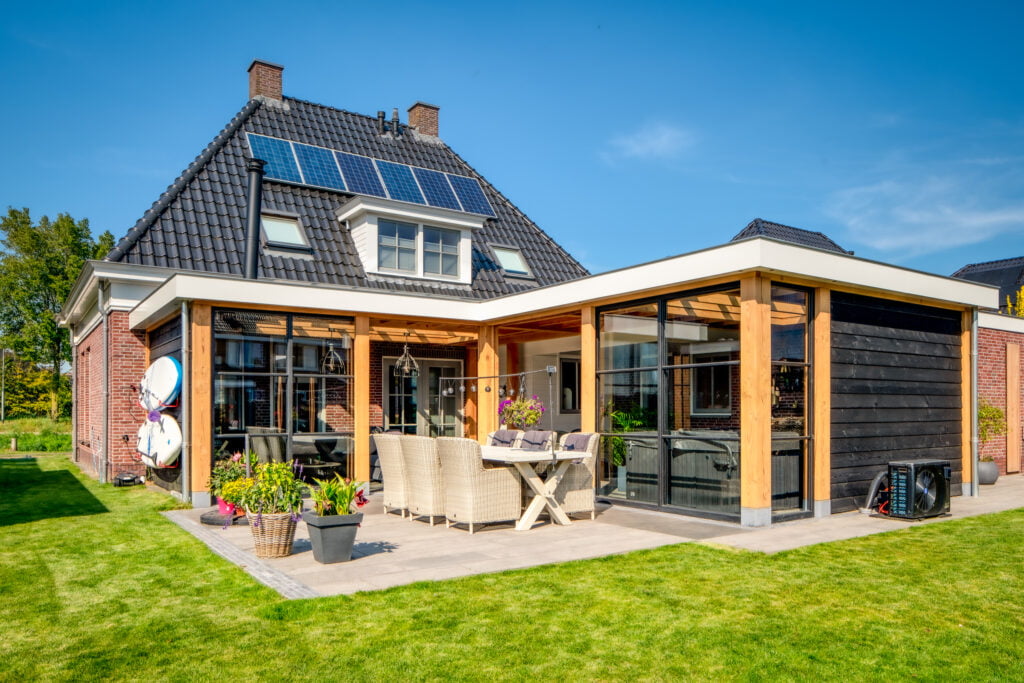 Zonnige veranda aan huis met zwarte details