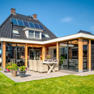 Zonnige veranda aan huis met zwarte details