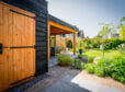 Houten tuinkamer met uizicht op tuin