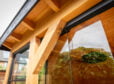 Overkapping met glazen schuifwand en hout details