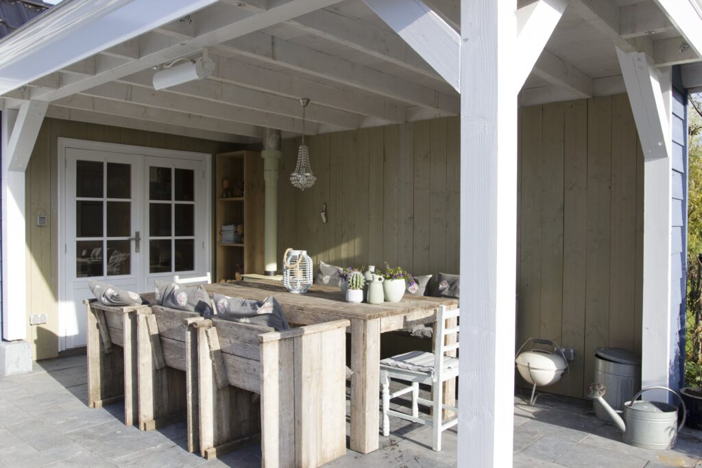 Tuinhuis met sauna met lichte houten eethoek