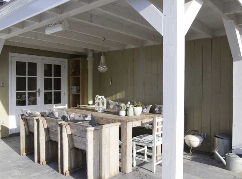 Tuinhuis met sauna met lichte houten eethoek