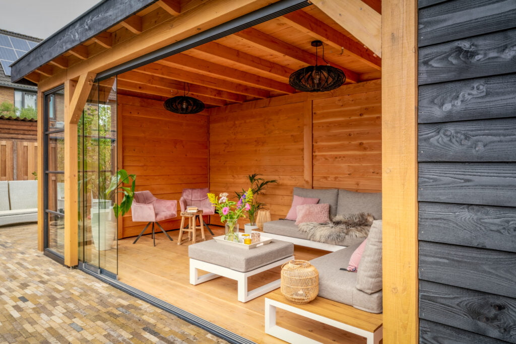 Tuinhuis met veranda en glazen schuifdeur