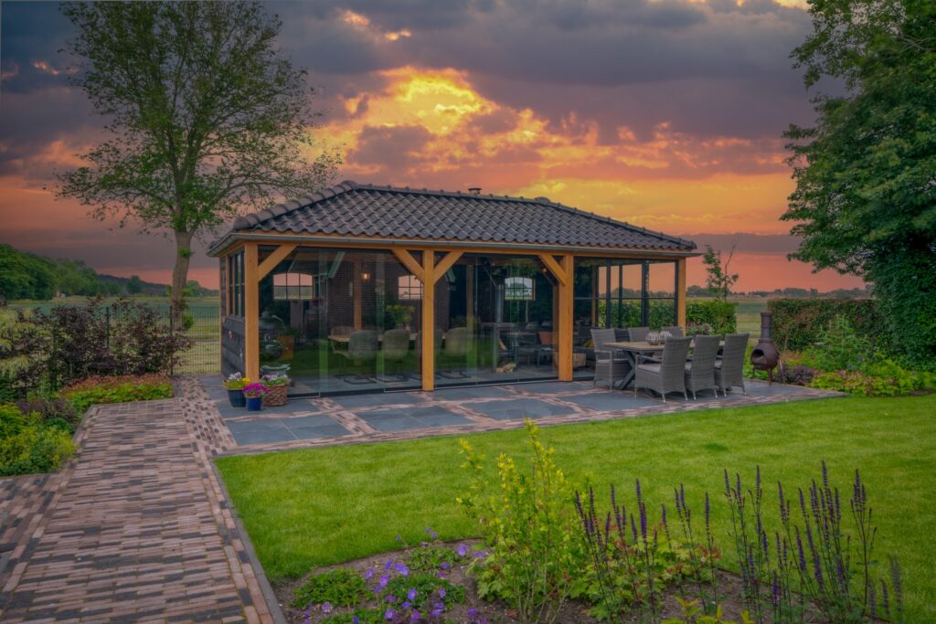 Tuinkamer op maat met glazen schuifwanden