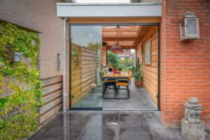 Tuinkamer op maat aan de zijkant van huis