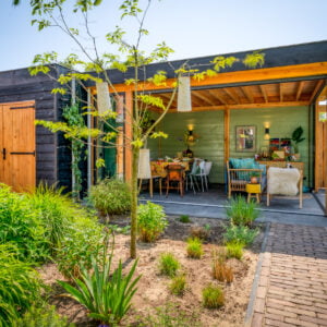 Vrijstaande tuinkamer met kleurrijk interieur