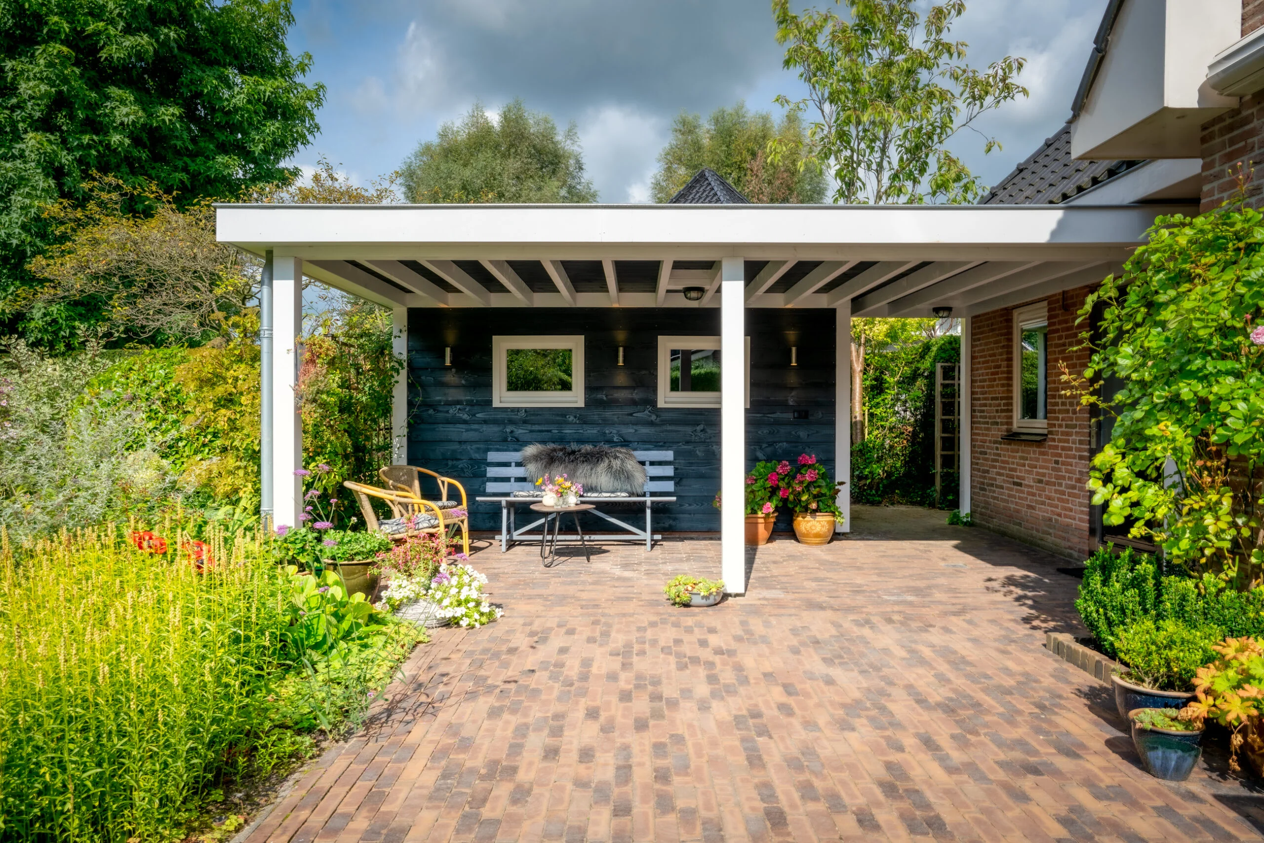 De knusse veranda met berging van peter en lia uit heerhugowaard